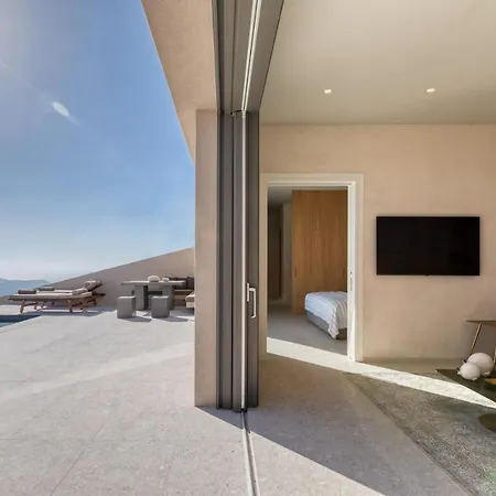 Santorini Sky, Luxury Pýrgos